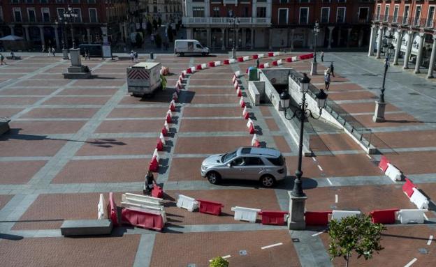 Los coches salen del aparcamiento de la Plaza Mayor rumbo a la calle Pasión. 