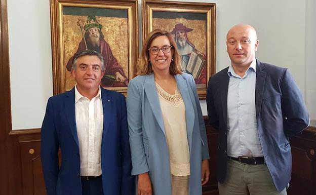 El alcalde de Mazuecos, Francisco Melero; la presidenta de la Diputación, Ángeles Armisén, y el vicepresidente de la Diputación, Luis Calderón. 