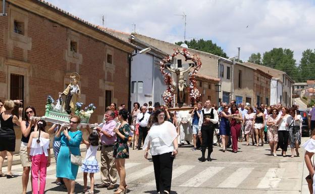 Procesión. Tanto la imagen de la Virgen del Carmen como del Cristo de la Esperanza procesionaron ayer por las calles de Villoruela, en el día grande de las fiestas.