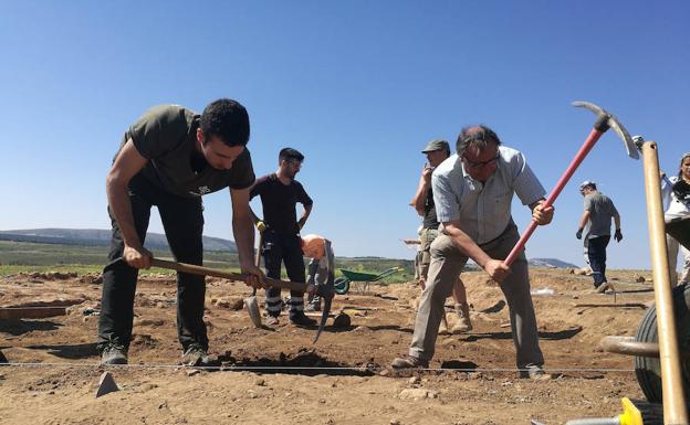 El director de las excavaciones, Alfredo Jimeno, durante la presentación de la campaña de excavaciones Numancia 2018.