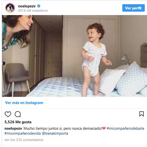 Noelia juega con su hijo Arnaldo. 