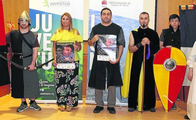 La concejala de Juventud, Estela Crespo, junto al portavoz de El Anillo Único, Jorge López, durante la presentación.