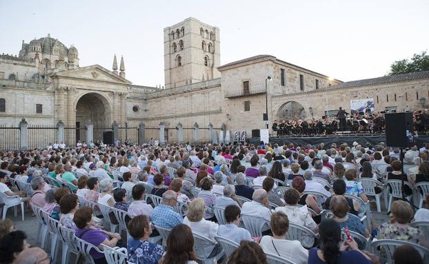 Imagen del concierto ofrecido en 2017 por la Orquesta Sinfónica de Castilla y León en la plaza de la Catedral de Zamora. 