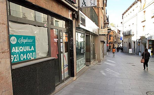 Anuncio de 'se alquila' en el escaparate de un local comercial en la céntrica calle San Francisco de Segovia. 