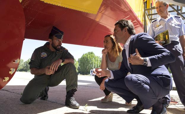 Uno de los responsables del hidroavión detalla el funcionamiento del aparato a la delegada del Gobierno y al consejero de Fomento.