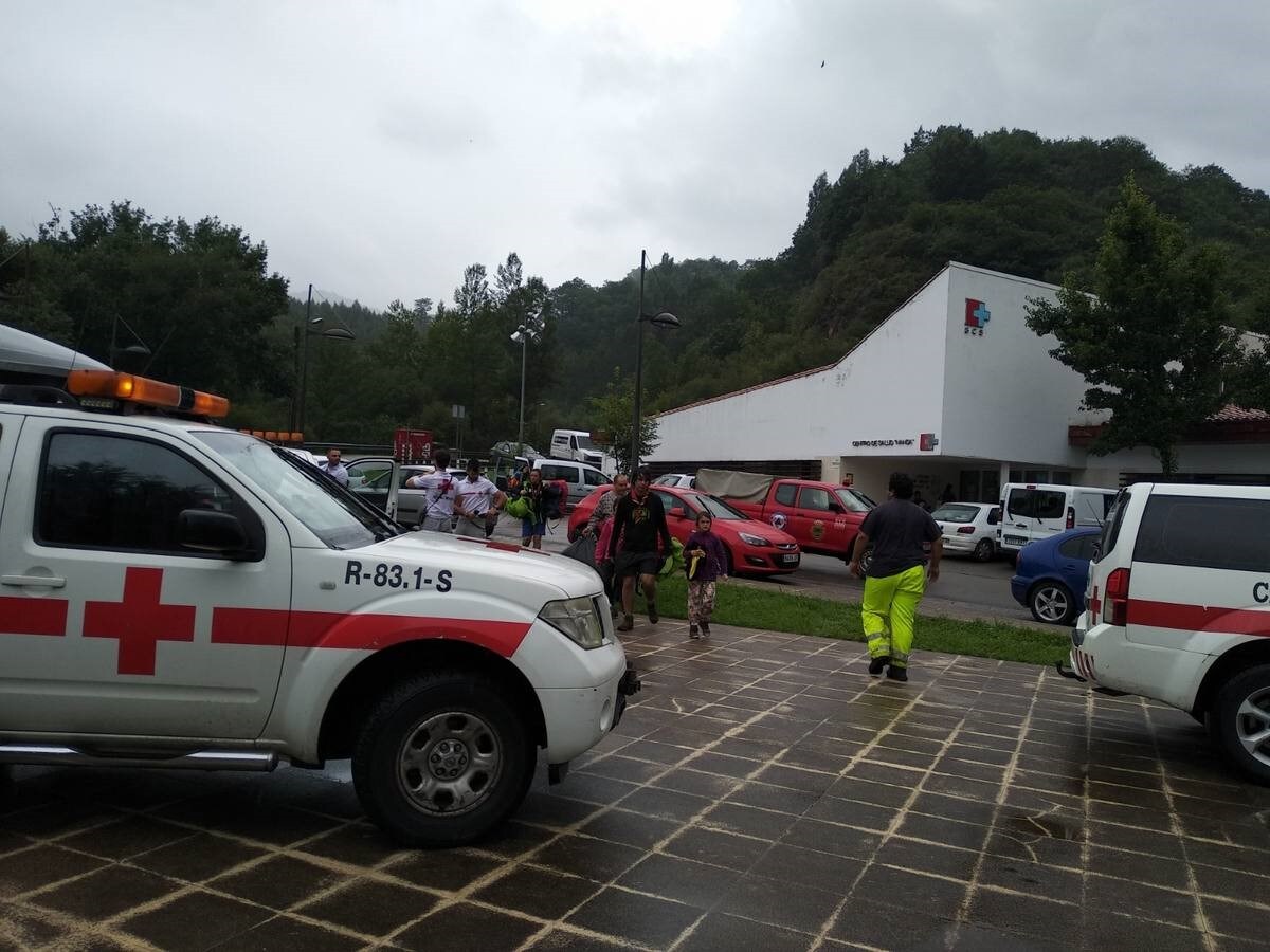 Las fincas en las que están sus tiendas de campaña están totalmente inundadas, y están siendo trasladados al polideportivo de Puentenansa a la espera de que mejore el tiempo y, si no, regresarán a sus ciudades de origen