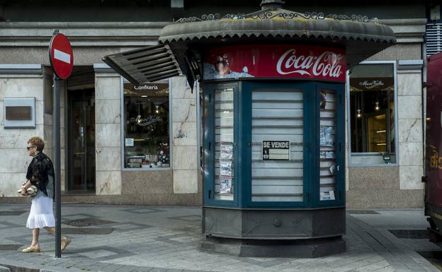 Kiosco cerrado en la Plaza de Poniente, a la salida de la calle Los Molinos. 