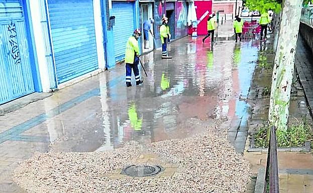 Los bomberos intervienen en la calle Eras.