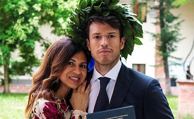 Federico con su madre tras graduarse. 