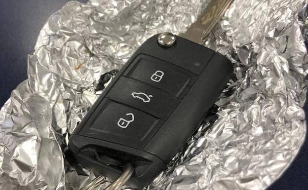 Llave de un vehículo antes de ser forradas con papel de aluminio. 