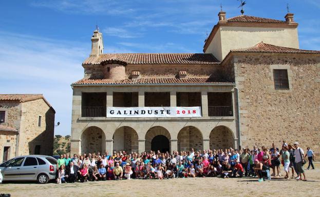 Participantes en la romería desde Galinduste hasta la ermita de Valdejimena en la mañana de ayer y dentro de su programa festivo. 