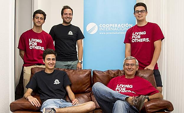 Tres de los trece jóvenes vallisoletanos posan junto a los coordinadores. 