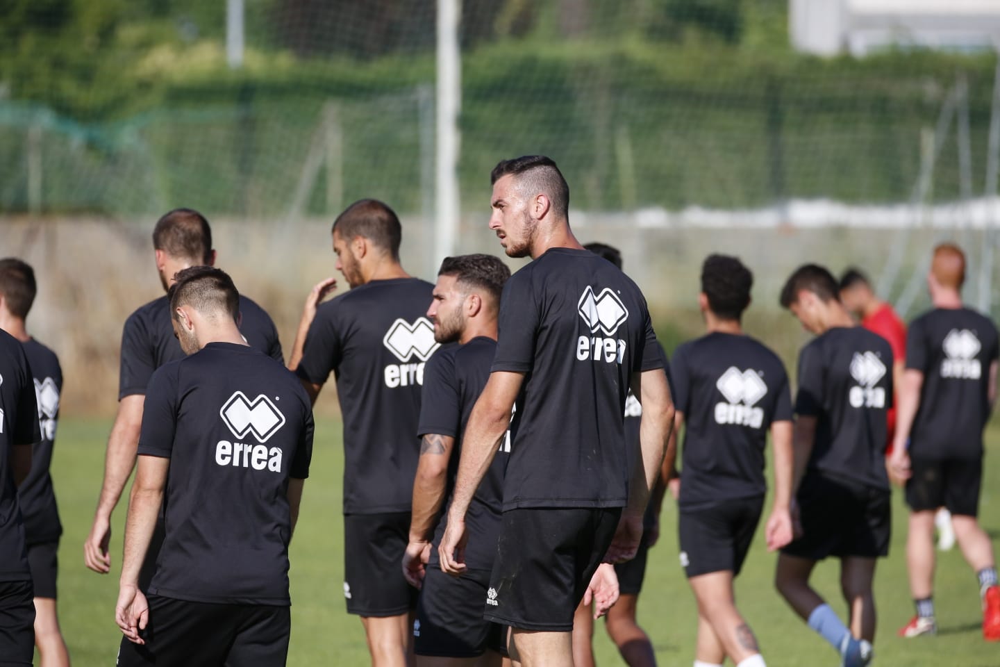 El nuevo técnico está presente en la sesión vespertina y mañana será presentado y seguirá el primer amistoso de pretemporada ante el Tordesillas