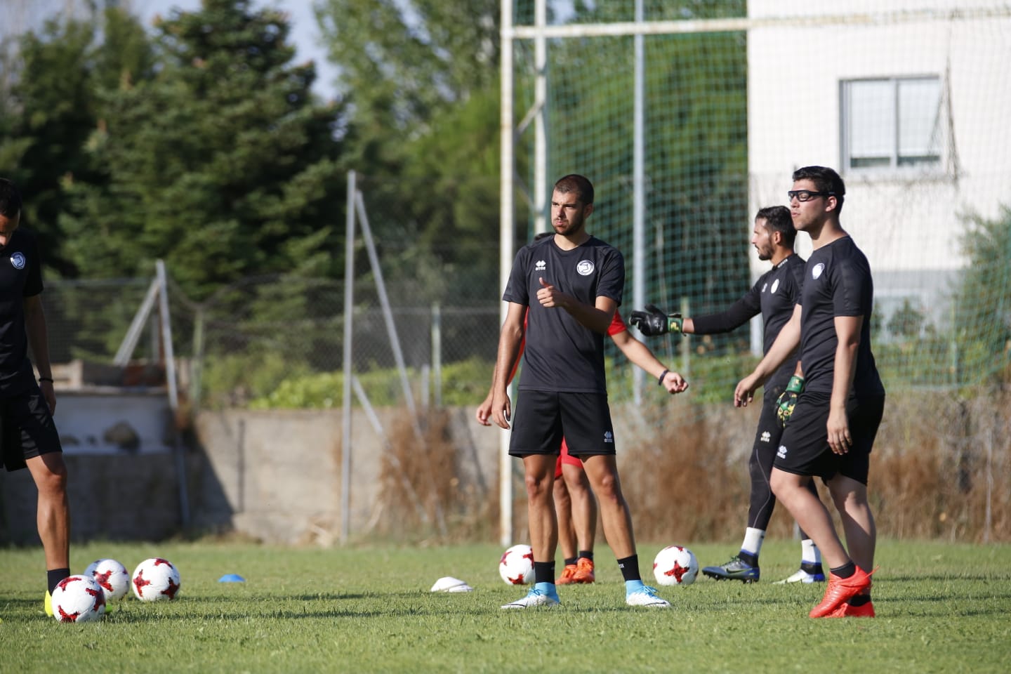 El nuevo técnico está presente en la sesión vespertina y mañana será presentado y seguirá el primer amistoso de pretemporada ante el Tordesillas