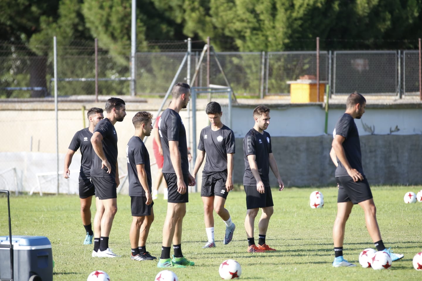 El nuevo técnico está presente en la sesión vespertina y mañana será presentado y seguirá el primer amistoso de pretemporada ante el Tordesillas
