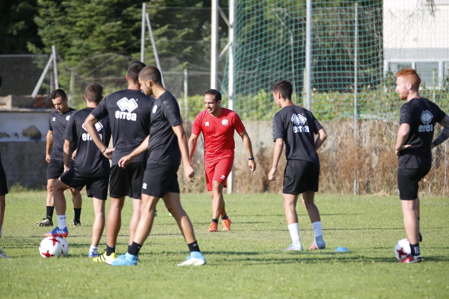 El nuevo técnico está presente en la sesión vespertina y mañana será presentado y seguirá el primer amistoso de pretemporada ante el Tordesillas