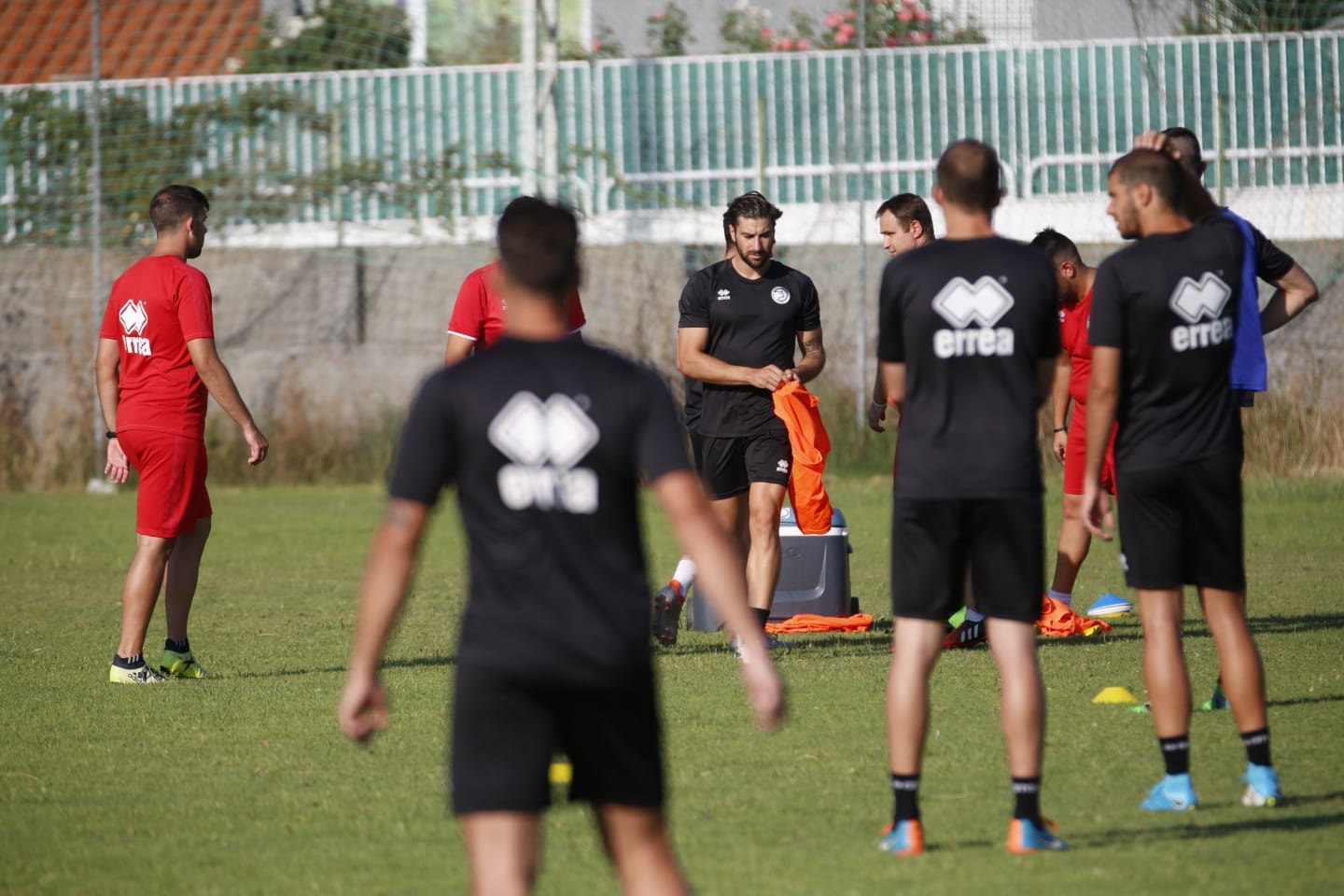 El nuevo técnico está presente en la sesión vespertina y mañana será presentado y seguirá el primer amistoso de pretemporada ante el Tordesillas