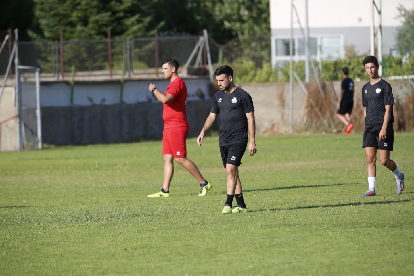 El nuevo técnico está presente en la sesión vespertina y mañana será presentado y seguirá el primer amistoso de pretemporada ante el Tordesillas
