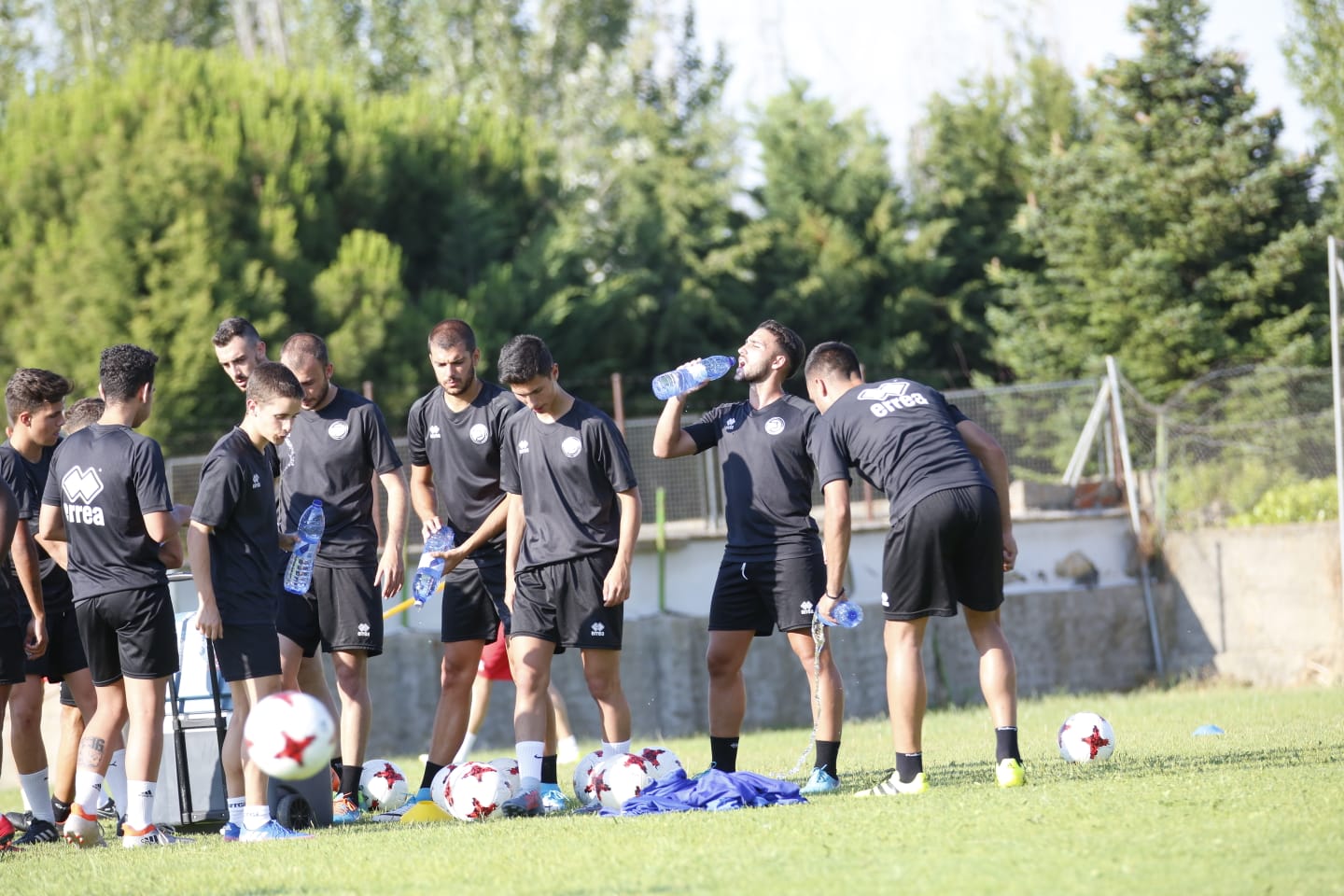 El nuevo técnico está presente en la sesión vespertina y mañana será presentado y seguirá el primer amistoso de pretemporada ante el Tordesillas