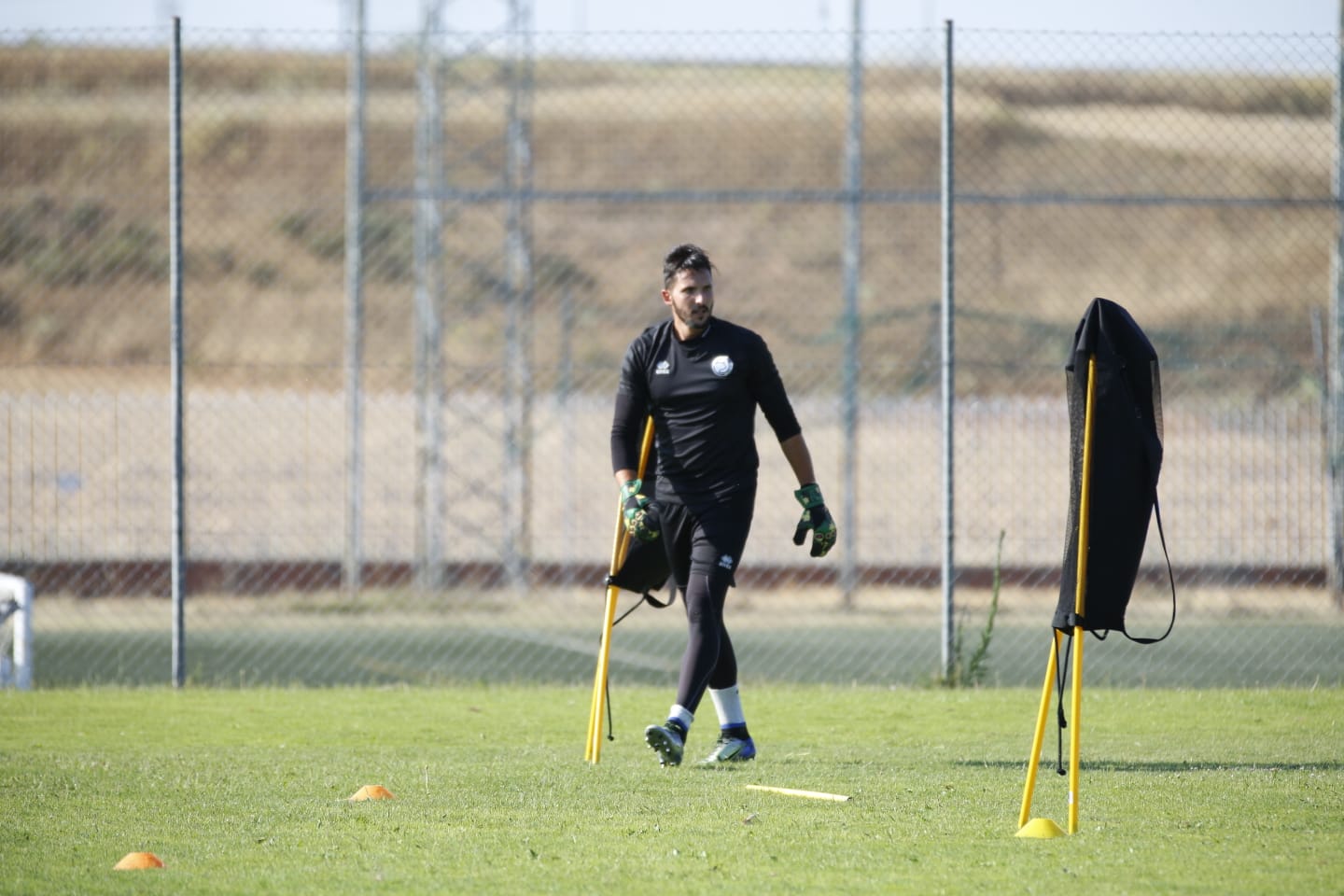 El nuevo técnico está presente en la sesión vespertina y mañana será presentado y seguirá el primer amistoso de pretemporada ante el Tordesillas