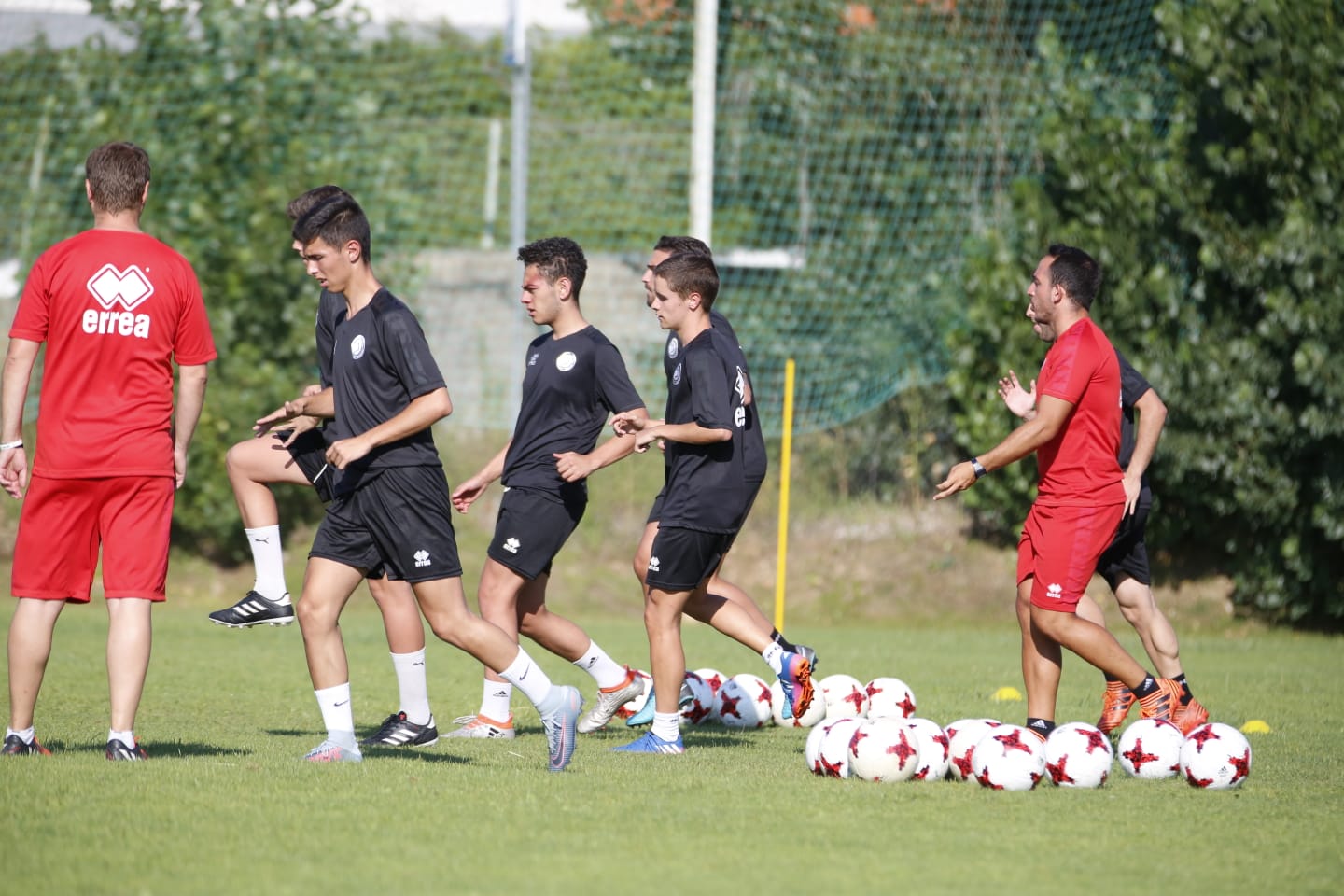 El nuevo técnico está presente en la sesión vespertina y mañana será presentado y seguirá el primer amistoso de pretemporada ante el Tordesillas