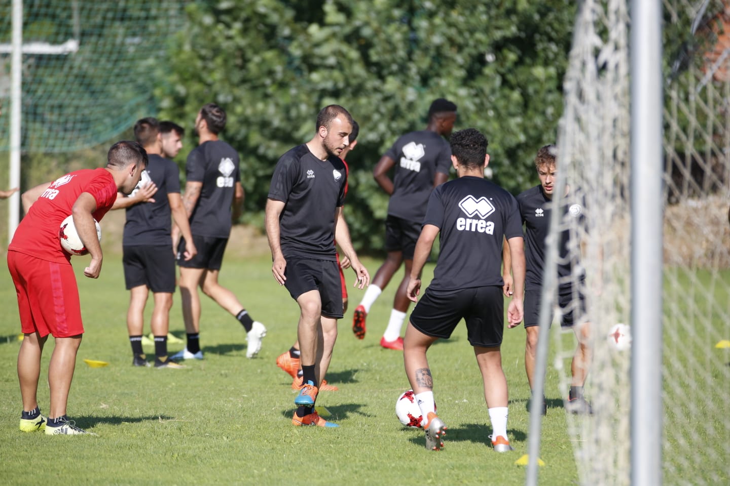 El nuevo técnico está presente en la sesión vespertina y mañana será presentado y seguirá el primer amistoso de pretemporada ante el Tordesillas