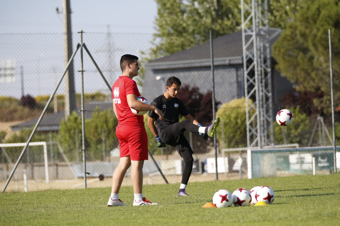 El nuevo técnico está presente en la sesión vespertina y mañana será presentado y seguirá el primer amistoso de pretemporada ante el Tordesillas