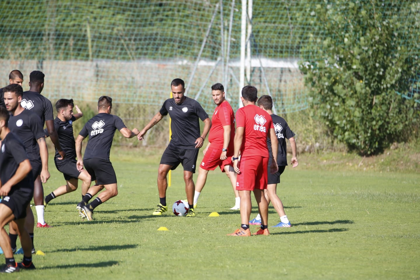 El nuevo técnico está presente en la sesión vespertina y mañana será presentado y seguirá el primer amistoso de pretemporada ante el Tordesillas
