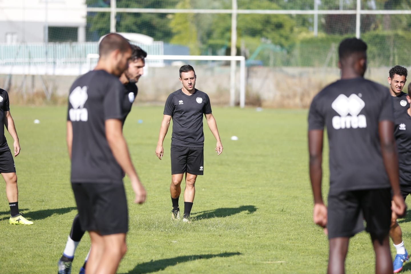 El nuevo técnico está presente en la sesión vespertina y mañana será presentado y seguirá el primer amistoso de pretemporada ante el Tordesillas