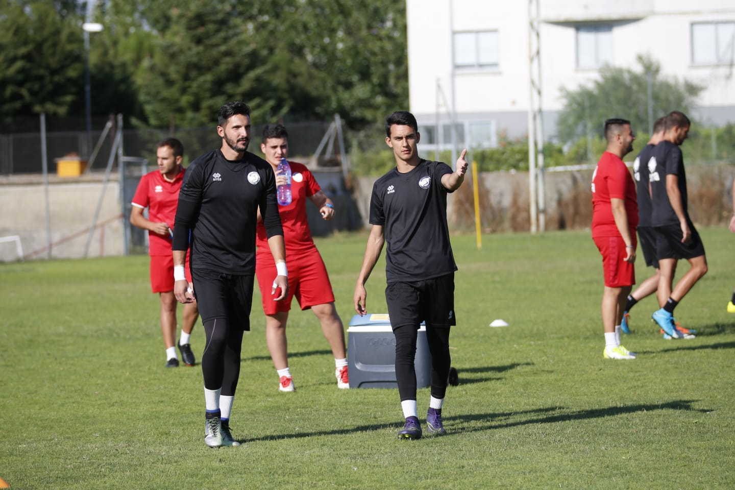 El nuevo técnico está presente en la sesión vespertina y mañana será presentado y seguirá el primer amistoso de pretemporada ante el Tordesillas