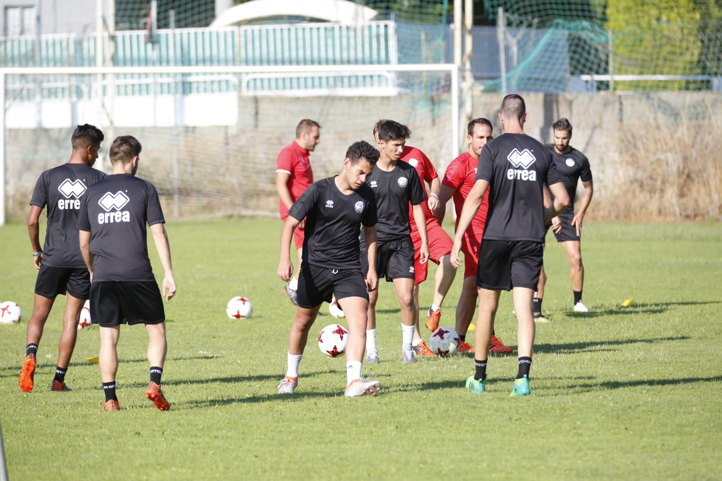 El nuevo técnico está presente en la sesión vespertina y mañana será presentado y seguirá el primer amistoso de pretemporada ante el Tordesillas