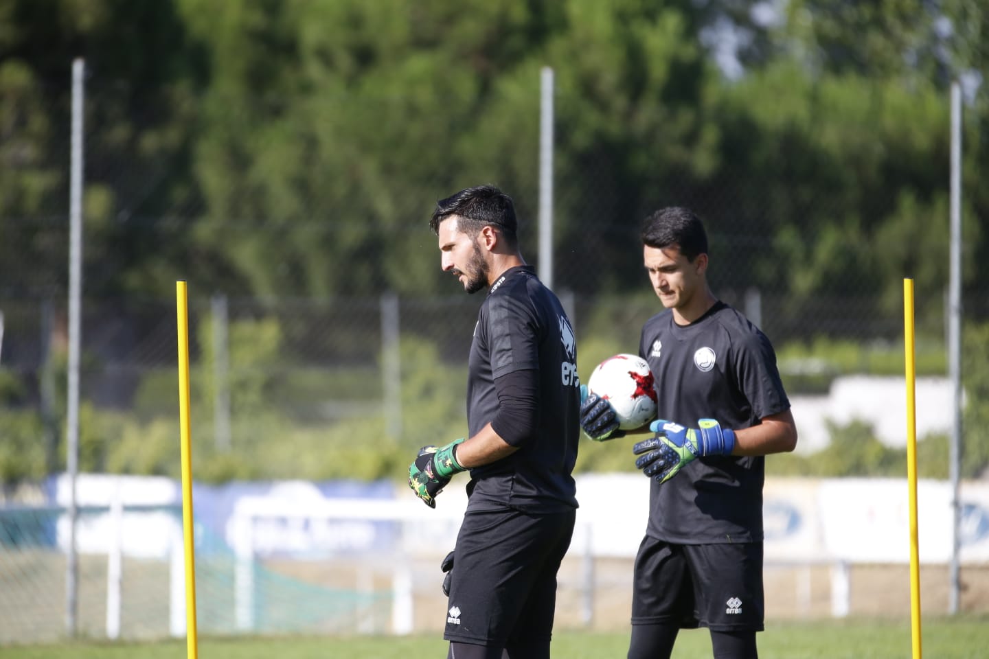 El nuevo técnico está presente en la sesión vespertina y mañana será presentado y seguirá el primer amistoso de pretemporada ante el Tordesillas