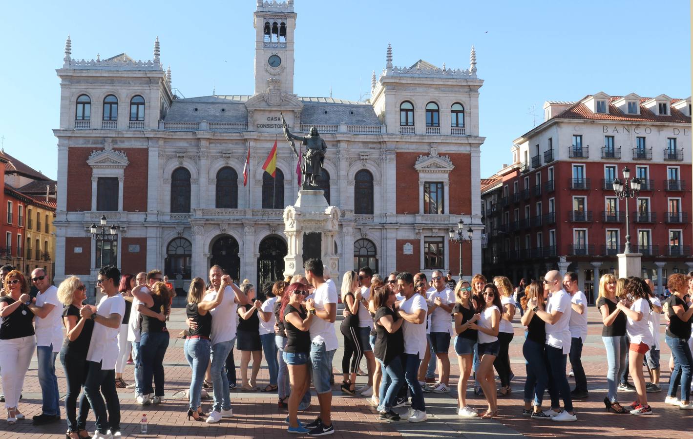 Una multitudinaria exhibición de baile angoleño a cargo de alumnos de distintas academias locales y otras provincias de la localidad