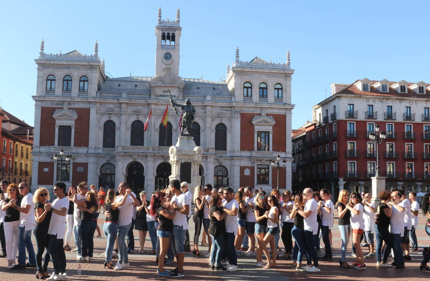 Una multitudinaria exhibición de baile angoleño a cargo de alumnos de distintas academias locales y otras provincias de la localidad
