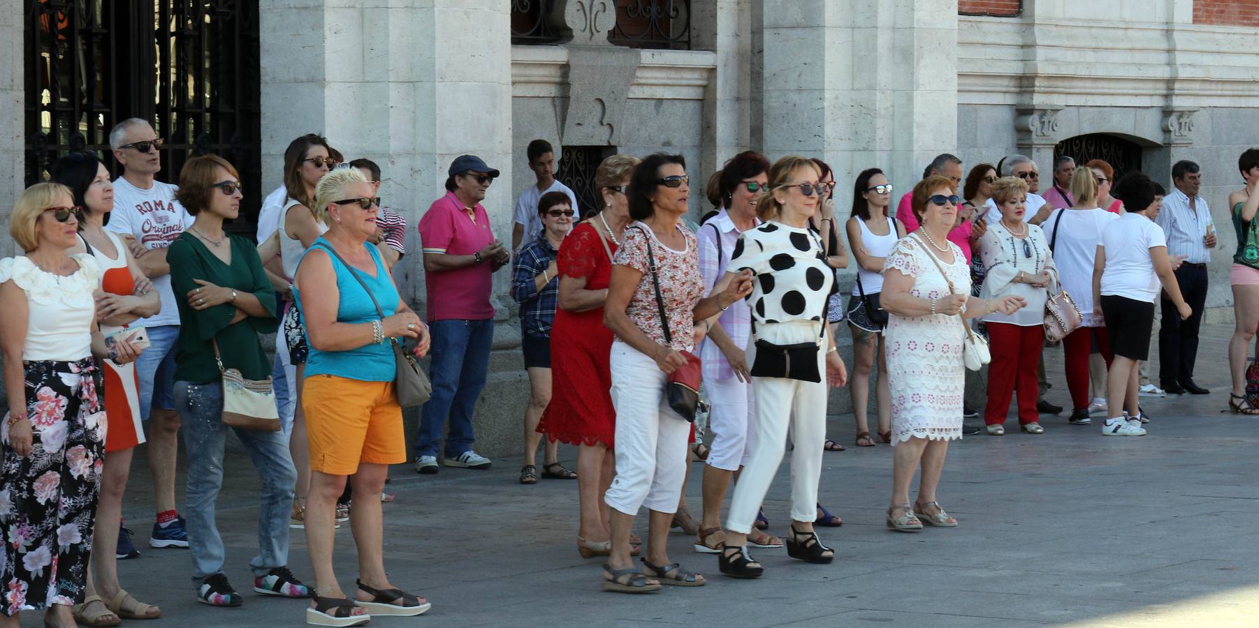 Una multitudinaria exhibición de baile angoleño a cargo de alumnos de distintas academias locales y otras provincias de la localidad