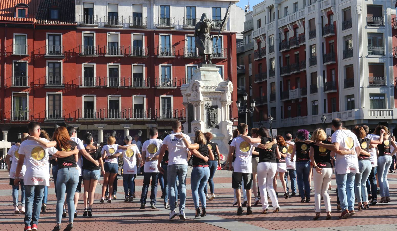 Una multitudinaria exhibición de baile angoleño a cargo de alumnos de distintas academias locales y otras provincias de la localidad