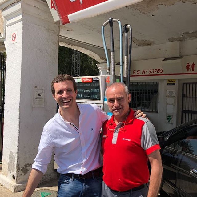 Parando en Vejer de la Frontera para repostar y conociendo a personas como Pepe Grosso con ilusión por este proyecto que es el Partido Popular y España.
