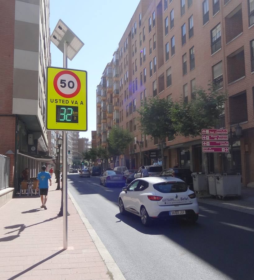 Los conductores que circulen por esta vía se encontrarán con uno de los nueve avisadores de velocidad que acaba de instalar el Ayuntamiento
