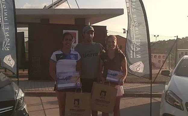 Andrea Martín, a la izquierda de la imagen, a la derecha Laura López. 