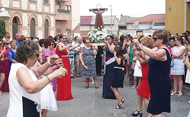 Las reinas de las fiestas y otras vecinas de Villaverde de Íscar bailan ante la imagen de la virgen. 