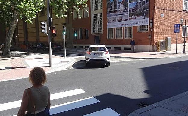 Cruce de San Quirce, recién asfaltada, con la plaza de la Trinidad y la calle Puente Colgante, reabierta hoy al tráfico.