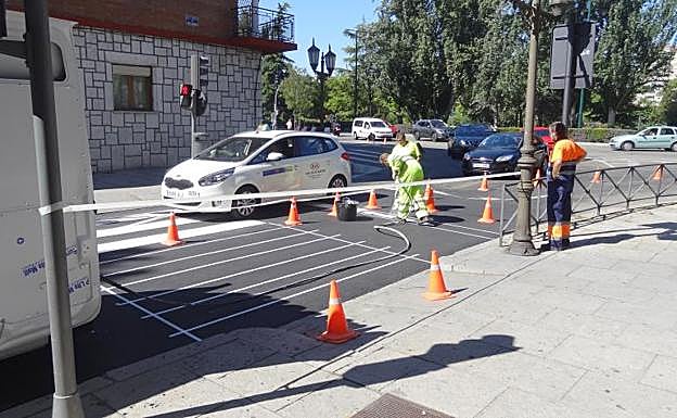 Tareas de pintado del paso sobre el nuevo asfalto.
