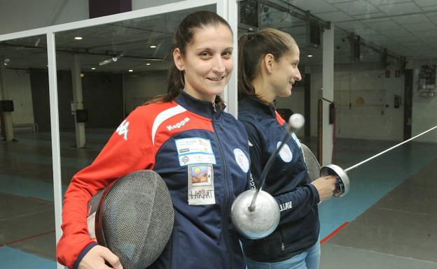 Dora Kiskapusi, en la sala de armas. 