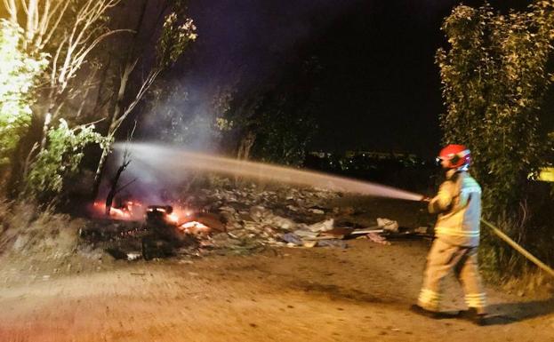 Un bombero sofoca el incendio en el paraje de La Florida. 