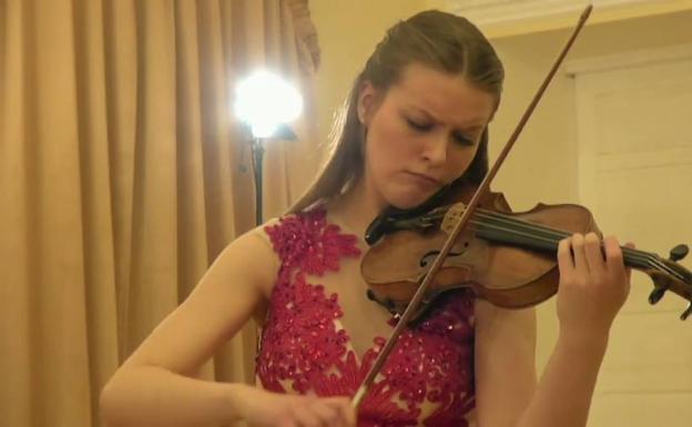 Rolanda Ginkute tocando su antiquísimo violín. 