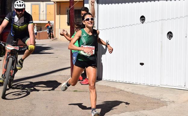 Verónica Sánchez entra ganadora en la meta. 