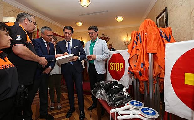 El consejero, durante la entrega de la dotación económica a Protección Civil. 