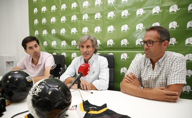 Javier Tejedor, Roberto Aguirre y Gorka Etxeberria, en la rueda de prensa de presentación del nuevo entrenador de Unionistas. 
