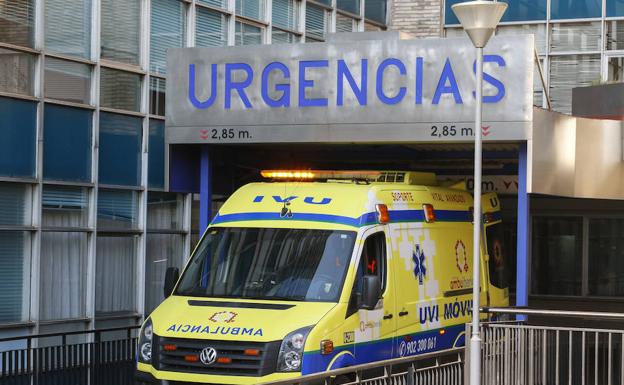 Una ambulancia en el servicio de urgencias del Virgen de la Vega.