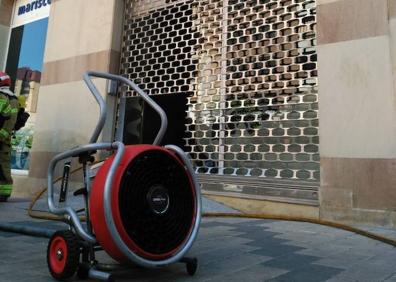 Imagen secundaria 1 - Los Bomberos de Valladolid sofocan un incendio en el interior de una pescadería de Parquesol